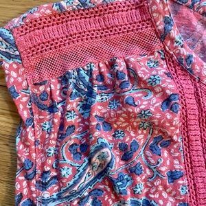 Lucky Brand shirt - size M - sleeveless - keyhole w/tie - v-cut on the hips -EUC